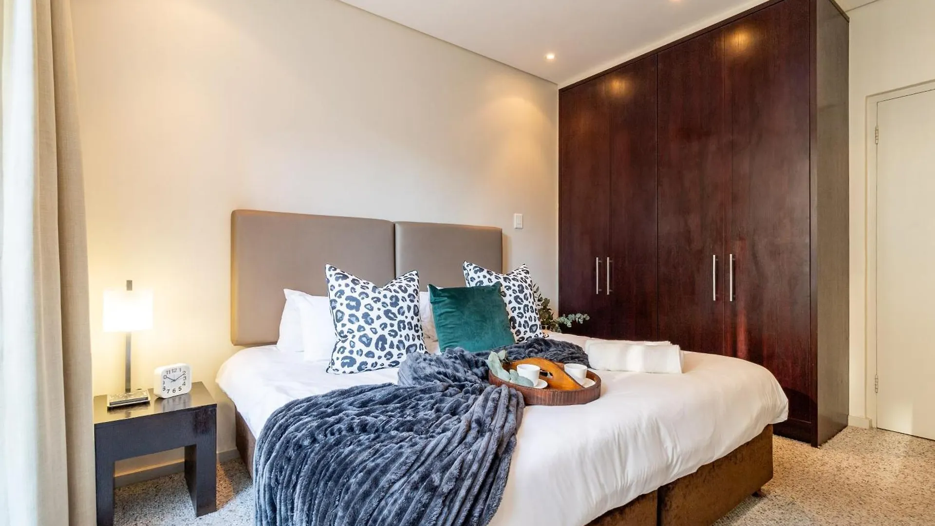 2 Bedroom Unit In Cape Town City Centre 0*,  South Africa